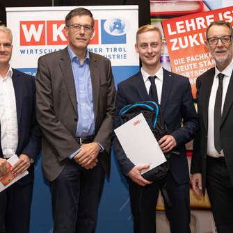 Dr. Albert Rössler (2.v.li.) freuten sich mit Johannes Mann (2.v.re.) über die Auszeichnung durch Oswald Wolkenstein (li.) und Klaus Schuchter (re.). | © Die Fotografen
Sandra Blaunstein
Meinhardstrasse 16
6020 Innsbruck