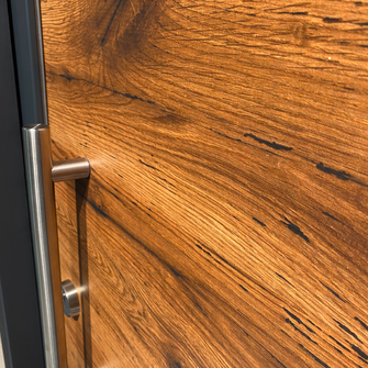 Der österreichische Haustürenhersteller Pieno schützt seine Haustüren aus in Holz-Optik bedrucktem Eschenfurnier mit dem Print-Protect-Beschichtungsaufbau von ADLER.  | © Pieno