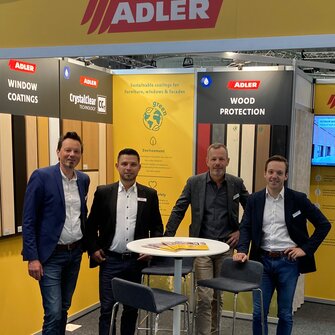 Das ADLER-Team rund um „Lokalmatador“ Markus Körner (2.v.li.) punktete auf der Messe Trä & Teknik in Göteborg mit Holzbeschichtungskompetenz.