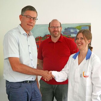 Herzlichen Glückwunsch! F&E-Geschäftsleiter Dr. Rössler (li.) und Lehrlings-Ausbildner Mag. Enders (Mi.) gratulieren TyrolSkills-Siegerin Melanie Rehak.