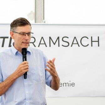 Dr. Albert Rössler, Vorsitzender des Fördervereins und CTO der ADLER-Werk Lackfabrik, strich in seiner Ansprache die Bedeutung der fundierten und praxisnahen Ausbildung für die Wettbewerbsfähigkeit der heimischen Wirtschaft hervor.