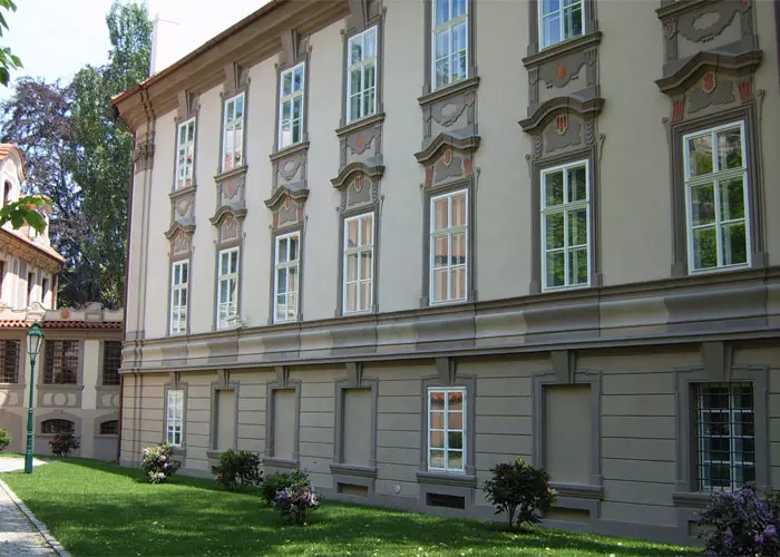 Adelige Fensterrenovierung am Kolowrat-Palais in Prag